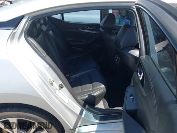 ✅ 2017 Nissan Maxima SR • VIN: 1N4AA6AP0HC394468 • Lot: 42955613. Listed on IAAI with 120,105 mi. Free auction sales archive from the USA and detailed vehicle history report at DreamBid. Image 8.