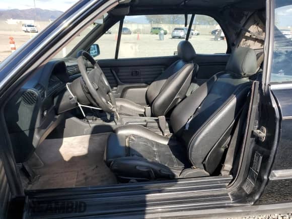 1991 BMW 3 Series z VIN WBABB2314MEC25288, wystawiony jako Copart lot #53748225 z przebiegiem 146 500 mil mil oraz Czysty tytuł • Clean title. Historia ofert i sprzedaży dostępna na DreamBid. Obrazek 7.