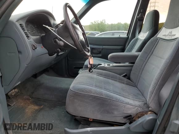 ✅ 1997 Mercury Mountaineer • VIN: 4M2DU55P3VUJ08261 • Лот: 59320875. Опубликован ранее на Copart с пробегом 168 804 миль. Бесплатный доступ к архиву аукционных продаж из США и подробный отчёт об истории автомобиля на DreamBid. Изображение 7.