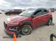 2020 Hyundai Kona SEL z VIN KM8K22AA9LU526593, wystawiony jako Copart lot #46575263 z przebiegiem 47 903 mil mil oraz . Historia ofert i sprzedaży dostępna na DreamBid. Obrazek 1.