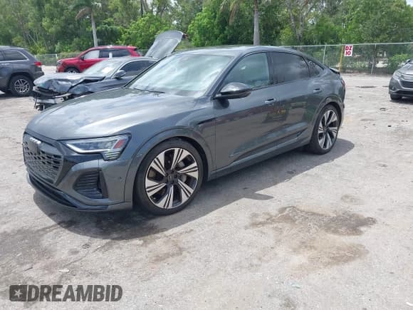 ✅ 2024 Audi Q8 e-tron S line Prestige • VIN: WA1DAAGEXRB062085 • Лот: 42486359. Опубликован ранее на IAAI с пробегом 8 832 миль. Бесплатный доступ к архиву аукционных продаж из США и подробный отчёт об истории автомобиля на DreamBid. Изображение 2.