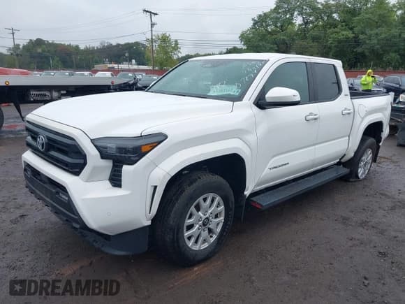 ✅ 2024 Toyota Tacoma SR5 • VIN: 3TYLB5JN6RT007094 • Lot: 43304161. Wystawiony na IAAI z przebiegiem 16 824 mil. Bezpłatny archiwum sprzedaży aukcyjnych z USA i szczegółowy raport historii pojazdu na DreamBid. Zdjęcie 2.
