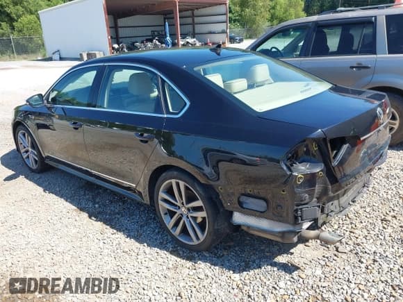 ✅ 2017 Volkswagen Passat R-Line • VIN: 1VWDT7A39HC067942 • Лот: 43116298. Опубликован ранее на IAAI с пробегом 156 702 миль. Бесплатный доступ к архиву аукционных продаж из США и подробный отчёт об истории автомобиля на DreamBid. Изображение 3.