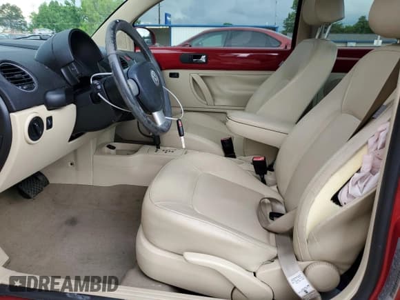 ✅ 2010 Volkswagen Beetle • VIN: 3VWRW3AG9AM025249 • Lot: 56785885. Wystawiony na Copart z przebiegiem 85 385 mil. Bezpłatny archiwum sprzedaży aukcyjnych z USA i szczegółowy raport historii pojazdu na DreamBid. Zdjęcie 7.