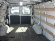 ✅ 2021 GMC Savana Cargo • VIN: 1GTW7AF70M1179057 • Lot: 43203327. Wystawiony na IAAI z przebiegiem 126 332 mil. Bezpłatny archiwum sprzedaży aukcyjnych z USA i szczegółowy raport historii pojazdu na DreamBid. Zdjęcie 8.