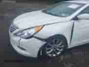 2013 Hyundai Sonata SE z VIN 5NPEC4ACXDH802979, wystawiony jako IAAI lot #43427784 z przebiegiem 106 031 mil mil oraz . Historia ofert i sprzedaży dostępna na DreamBid. Obrazek 6.