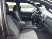 ✅ 2020 Toyota Tacoma SR5 • VIN: 3TMAZ5CNXLM117424 • Lot: 42814654. Wystawiony na IAAI z przebiegiem 95 225 mil. Bezpłatny archiwum sprzedaży aukcyjnych z USA i szczegółowy raport historii pojazdu na DreamBid. Zdjęcie 5.