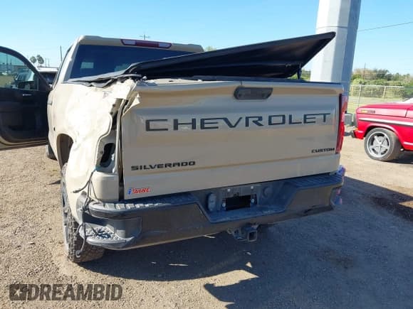 ✅ 2023 Chevrolet Silverado 1500 Custom Trail Boss • VIN: 3GCPDCEK2PG186662 • Lot: 43465666. Wystawiony na IAAI z przebiegiem 62 316 mil. Bezpłatny archiwum sprzedaży aukcyjnych z USA i szczegółowy raport historii pojazdu na DreamBid. Zdjęcie 6.