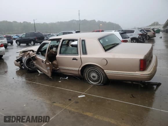 ✅ 1996 Lincoln Town Car Signature • VIN: 1LNLM82WXTY601239 • Лот: 82242785. Опубликован ранее на Copart с пробегом Не указан. Бесплатный доступ к архиву аукционных продаж из США и подробный отчёт об истории автомобиля на DreamBid. Изображение 2.