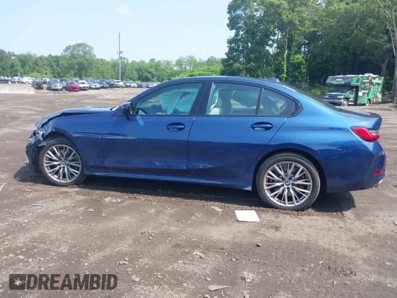 ✅ 2023 BMW 3 Series 330i xDrive • VIN: 3MW89FF06P8D68103 • Lot: 42456198. Listed on IAAI with 11,878 mi. Free auction sales archive from the USA and detailed vehicle history report at DreamBid. Image 14.