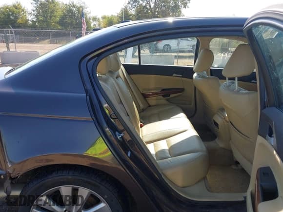 ✅ 2011 Honda Accord EX-L • VIN: 1HGCP3F87BA004911 • Lot: 43255495. Wystawiony na IAAI z przebiegiem 273 006 mil. Bezpłatny archiwum sprzedaży aukcyjnych z USA i szczegółowy raport historii pojazdu na DreamBid. Zdjęcie 8.