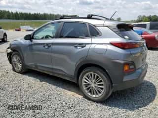 ✅ 2020 Hyundai Kona SEL • VIN: KM8K2CAA7LU473852 • Lot: 62653353. Wystawiony na Copart z przebiegiem 24 411 mil mil. Skorzystaj z bezpłatnego archiwum sprzedaży aukcyjnych z USA i zobacz szczegółowy raport historii pojazdu na DreamBid. Zdjęcie 2.
