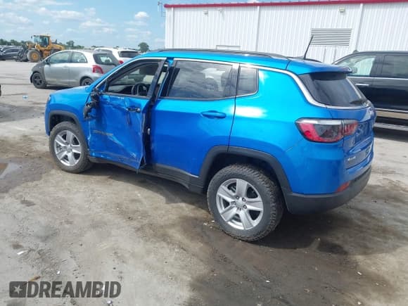 ✅ 2022 Jeep Compass Latitude • VIN: 3C4NJDBB8NT217458 • Lot: 43097648. Listed on IAAI with 28,002 mi. Free auction sales archive from the USA and detailed vehicle history report at DreamBid. Image 3.