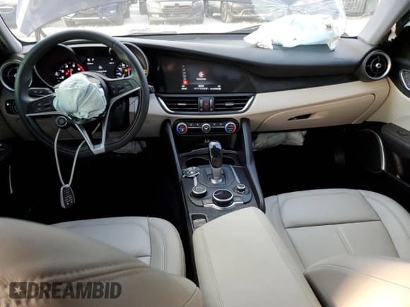 ✅ 2019 Alfa Romeo Giulia Sport • VIN: ZARFAMAN0K7621862 • Lot: 69717902. Wystawiony na Copart z przebiegiem 30 731 mil. Bezpłatny archiwum sprzedaży aukcyjnych z USA i szczegółowy raport historii pojazdu na DreamBid. Zdjęcie 8.