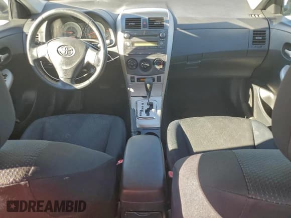 ✅ 2010 Toyota Corolla S • VIN: 1NXBU4EE5AZ231975 • Lot: 94293925. Wystawiony na Copart z przebiegiem 130 009 mil. Bezpłatny archiwum sprzedaży aukcyjnych z USA i szczegółowy raport historii pojazdu na DreamBid. Zdjęcie 8.