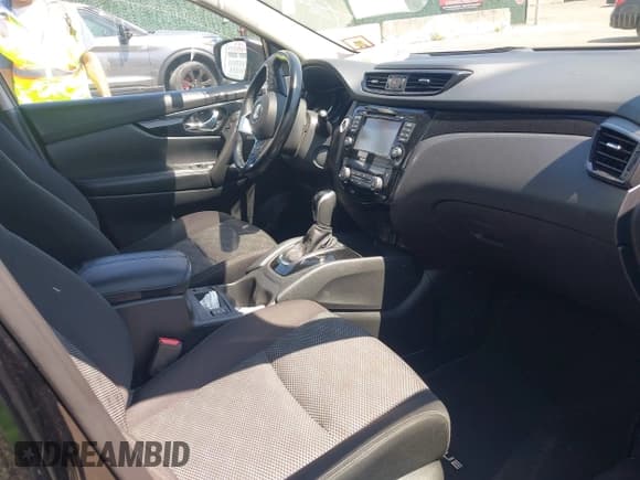 ✅ 2017 Nissan Rogue SL • VIN: JN1BJ1CR8HW119786 • Lot: 42427229. Wystawiony na IAAI z przebiegiem 70 458 mil. Bezpłatny archiwum sprzedaży aukcyjnych z USA i szczegółowy raport historii pojazdu na DreamBid. Zdjęcie 5.