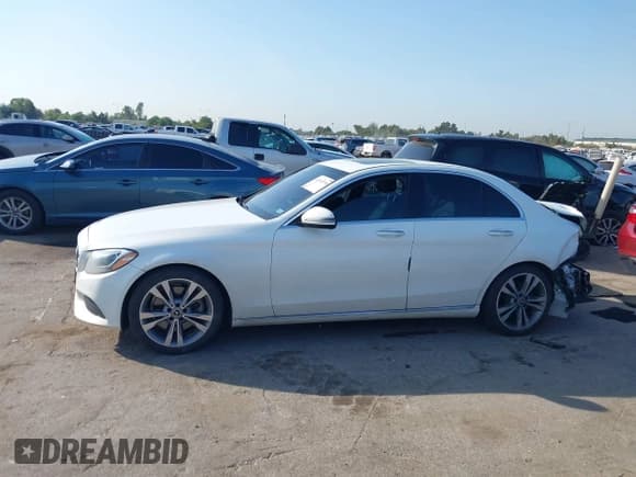 ✅ 2018 Mercedes-Benz C 300 • VIN: 55SWF4JB8JU259952 • Lot: 43535990. Wystawiony na IAAI z przebiegiem 135 066 mil. Bezpłatny archiwum sprzedaży aukcyjnych z USA i szczegółowy raport historii pojazdu na DreamBid. Zdjęcie 14.