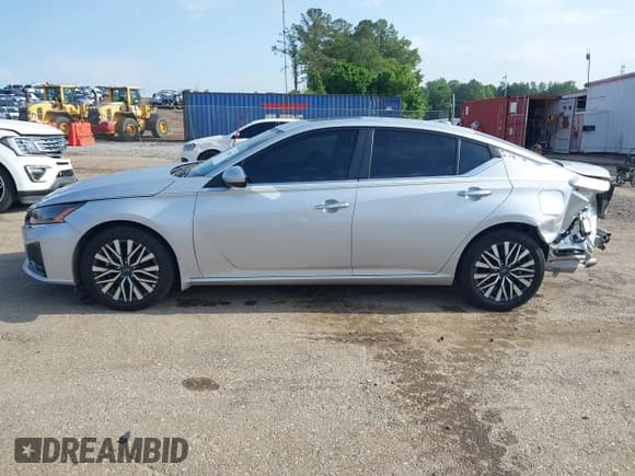 ✅ 2024 Nissan Altima SV • VIN: 1N4BL4DV5RN410084 • Lot: 42212043. Listed on IAAI with 26,119 mi. Free auction sales archive from the USA and detailed vehicle history report at DreamBid. Image 15.