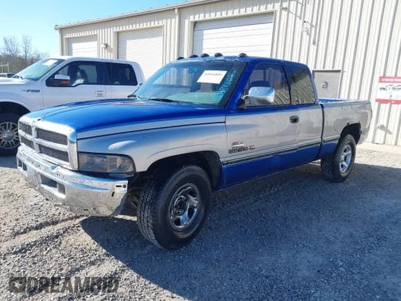 ✅ 1997 Dodge 1500 • VIN: 1B7HC13Y7VJ557362 • Lot: 42334661. Wystawiony na IAAI z przebiegiem 265 323 mil. Bezpłatny archiwum sprzedaży aukcyjnych z USA i szczegółowy raport historii pojazdu na DreamBid. Zdjęcie 2.