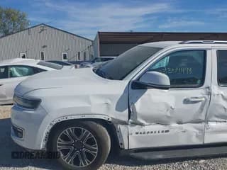 ✅ 2022 Jeep Wagoneer Series III • VIN: 1C4SJVDTXNS182938 • Lot: 43359478. Wystawiony na IAAI z przebiegiem 80 731 mil. Bezpłatny archiwum sprzedaży aukcyjnych z USA i szczegółowy raport historii pojazdu na DreamBid. Zdjęcie 6.