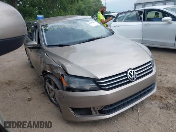 ✅ 2015 Volkswagen Passat SE • VIN: 1VWBT7A35FC043822 • Lot: 42595264. Listed on IAAI with 225,554 mi. Free auction sales archive from the USA and detailed vehicle history report at DreamBid. Image 1.