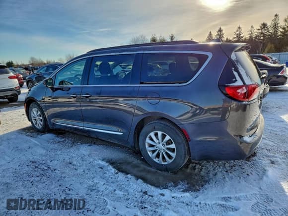 ✅ 2017 Chrysler Pacifica Touring L • VIN: 2C4RC1BG4HR550656 • Lot: 93261425. Listed on Copart with 155,764 mi. Free auction sales archive from the USA and detailed vehicle history report at DreamBid. Image 2.