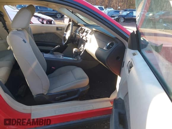 ✅ 2010 Ford Mustang V6 • VIN: 1ZVBP8AN0A5137504 • Lot: 41364838. Wystawiony na IAAI z przebiegiem 169 974 mil. Bezpłatny archiwum sprzedaży aukcyjnych z USA i szczegółowy raport historii pojazdu na DreamBid. Zdjęcie 5.