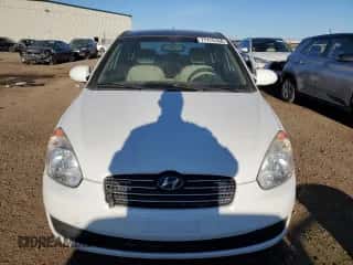 2008 Hyundai Accent L z VIN KMHCN45C98U263130, wystawiony jako Copart lot #77775144 z przebiegiem 185 526 mil mil oraz Czysty tytuł • Clean title. Historia ofert i sprzedaży dostępna na DreamBid. Obrazek 5.