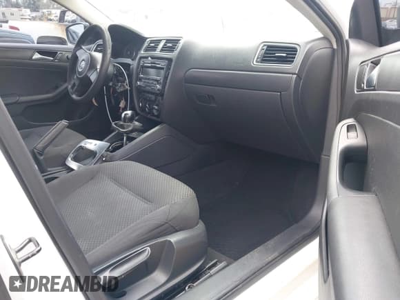 ✅ 2014 Volkswagen Jetta TDI w/Premium/Nav • VIN: 3VWLL7AJ4EM301098 • Lot: 42444151. Listed on IAAI with 180,750 mi. Free auction sales archive from the USA and detailed vehicle history report at DreamBid. Image 5.