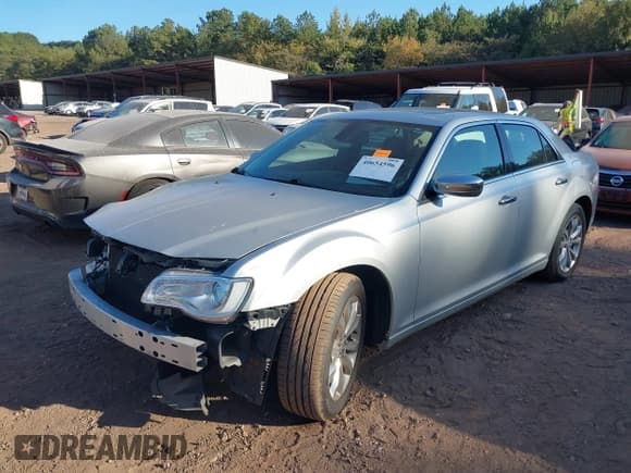 ✅ 2020 Chrysler 300 Limited • VIN: 2C3CCAKG0LH154846 • Lot: 40654596. Listed on IAAI with 83,271 mi. Free auction sales archive from the USA and detailed vehicle history report at DreamBid. Image 17.
