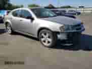 2013 Dodge Avenger SE z VIN 1C3CDZAB4DN680312, wystawiony jako Copart lot #74890914 z przebiegiem 149 418 mil mil oraz Szkoda całkowita • Salvage title. Historia ofert i sprzedaży dostępna na DreamBid. Obrazek 4.