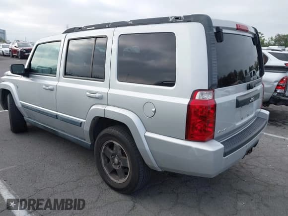 ✅ 2008 Jeep Commander Sport • VIN: 1J8HG48N98C155848 • Lot: 42638687. Wystawiony na IAAI z przebiegiem 187 943 mil. Bezpłatny archiwum sprzedaży aukcyjnych z USA i szczegółowy raport historii pojazdu na DreamBid. Zdjęcie 3.