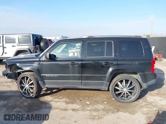 ✅ 2017 Jeep Patriot Sport • VIN: 1C4NJPBAXHD201751 • Lot: 41572197. Listed on IAAI with 84,478 mi. Free auction sales archive from the USA and detailed vehicle history report at DreamBid. Image 14.