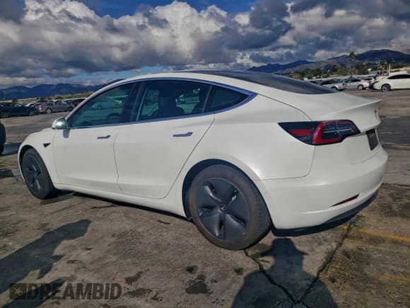 ✅ 2019 Tesla Model 3 Mid Range • VIN: 5YJ3E1EA6KF483620 • Лот: 93518285. Опубликован ранее на Copart с пробегом 74 252 миль. Бесплатный доступ к архиву аукционных продаж из США и подробный отчёт об истории автомобиля на DreamBid. Изображение 2.