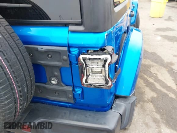 ✅ 2023 Jeep Wrangler Sahara • VIN: 1C4JJXP63PW579805 • Lot: 43401399. Wystawiony na IAAI z przebiegiem 41 989 mil. Bezpłatny archiwum sprzedaży aukcyjnych z USA i szczegółowy raport historii pojazdu na DreamBid. Zdjęcie 17.