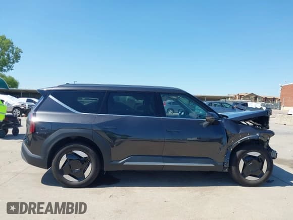✅ 2024 Kia EV9 Wind • VIN: KNDAFFS57R6033697 • Lot: 43137239. Wystawiony na IAAI z przebiegiem 20 351 mil. Bezpłatny archiwum sprzedaży aukcyjnych z USA i szczegółowy raport historii pojazdu na DreamBid. Zdjęcie 13.