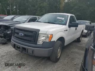 ✅ 2013 Ford F-150 XL • VIN: 1FTMF1CM1DKE42686 • Lot: 85726485. Wystawiony na Copart z przebiegiem 233 527 mil. Bezpłatny archiwum sprzedaży aukcyjnych z USA i szczegółowy raport historii pojazdu na DreamBid. Zdjęcie 1.