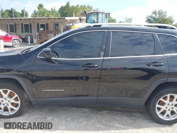 ✅ 2018 Jeep Cherokee Latitude • VIN: 1C4PJLCB4JD595102 • Lot: 43359901. Wystawiony na IAAI z przebiegiem Nie podano. Bezpłatny archiwum sprzedaży aukcyjnych z USA i szczegółowy raport historii pojazdu na DreamBid. Zdjęcie 14.