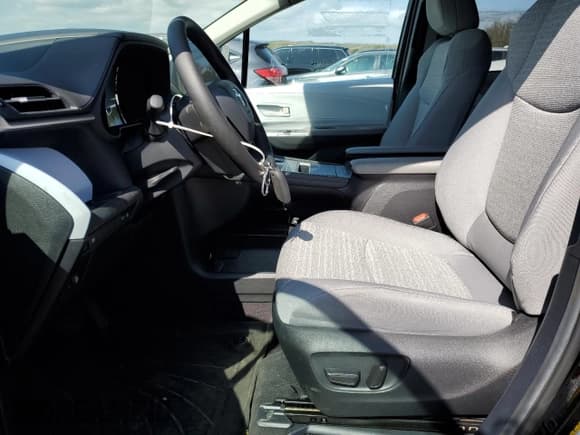 ✅ 2025 Toyota Sienna LE • VIN: 5TDBSKFC7SS197510 • Lot: 81297945. Listed on Copart with 7,806 mi. Free auction sales archive from the USA and detailed vehicle history report at DreamBid. Image 7.