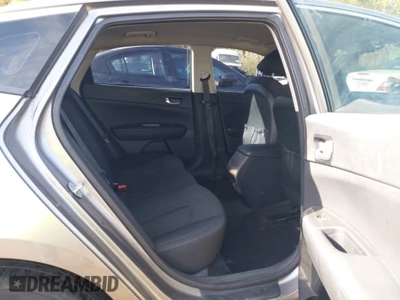 ✅ 2018 Kia Optima LX • VIN: 5XXGT4L38JG220800 • Lot: 43554807. Wystawiony na IAAI z przebiegiem 68 063 mil. Bezpłatny archiwum sprzedaży aukcyjnych z USA i szczegółowy raport historii pojazdu na DreamBid. Zdjęcie 8.