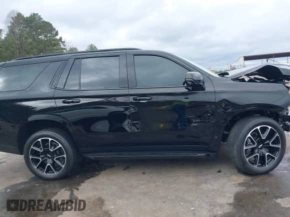 2024 Chevrolet Tahoe RST z VIN 1GNSCRKD0RR302733, wystawiony jako IAAI lot #40800083 z przebiegiem 10 597 mil mil oraz . Historia ofert i sprzedaży dostępna na DreamBid. Obrazek 14.