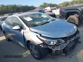 2018 Chevrolet Cruze LS z VIN 1G1BC5SM5J7189193, wystawiony jako IAAI lot #43296966 z przebiegiem 103 096 mil mil oraz . Historia ofert i sprzedaży dostępna na DreamBid. Obrazek 1.