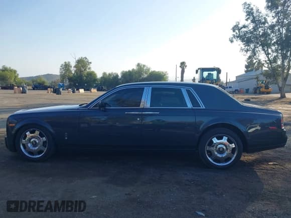 ✅ 2008 Rolls-Royce Phantom • VIN: SCA1S68538UX08739 • Lot: 41542958. Wystawiony na IAAI z przebiegiem 15 238 mil. Bezpłatny archiwum sprzedaży aukcyjnych z USA i szczegółowy raport historii pojazdu na DreamBid. Zdjęcie 15.