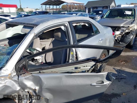 ✅ 2011 Toyota Corolla LE • VIN: JTDBU4EE6BJ088252 • Lot: 43646045. Wystawiony na IAAI z przebiegiem 168 063 mil. Bezpłatny archiwum sprzedaży aukcyjnych z USA i szczegółowy raport historii pojazdu na DreamBid. Zdjęcie 17.