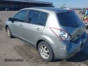 ✅ 2010 Nissan Versa S • VIN: 3N1BC1CP9AL385564 • Lot: 43110826. Wystawiony na IAAI z przebiegiem 131 212 mil. Bezpłatny archiwum sprzedaży aukcyjnych z USA i szczegółowy raport historii pojazdu na DreamBid. Zdjęcie 3.