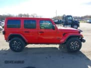 ✅ 2025 Jeep Wrangler Sahara • VIN: 1C4PJXEN5SW568740 • Lot: 43606846. Wystawiony na IAAI z przebiegiem 11 039 mil. Bezpłatny archiwum sprzedaży aukcyjnych z USA i szczegółowy raport historii pojazdu na DreamBid. Zdjęcie 13.