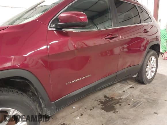 ✅ 2019 Jeep Cherokee Latitude • VIN: 1C4PJMCB6KD335596 • Lot: 42278242. Wystawiony na IAAI z przebiegiem 88 244 mil. Bezpłatny archiwum sprzedaży aukcyjnych z USA i szczegółowy raport historii pojazdu na DreamBid. Zdjęcie 18.
