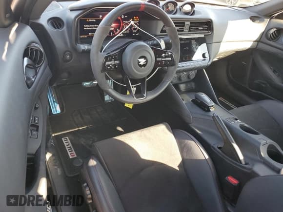 ✅ 2024 Nissan Z Nismo • VIN: JN1BZ4CH9RM361131 • Lot: 84470565. Wystawiony na Copart z przebiegiem 6 117 mil. Bezpłatny archiwum sprzedaży aukcyjnych z USA i szczegółowy raport historii pojazdu na DreamBid. Zdjęcie 8.