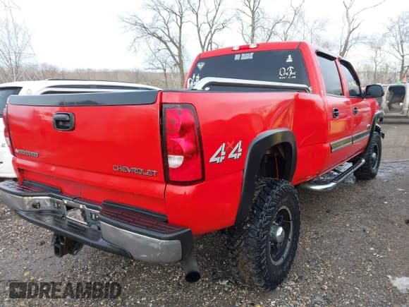 ✅ 2005 Chevrolet Silverado 2500HD LS • VIN: 1GCHK23U45F813790 • Lot: 41425184. Wystawiony na IAAI z przebiegiem 226 815 mil. Bezpłatny archiwum sprzedaży aukcyjnych z USA i szczegółowy raport historii pojazdu na DreamBid. Zdjęcie 4.
