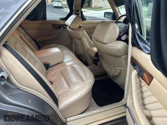 ✅ 1989 Mercedes-Benz 300 SE • VIN: WDBCA24D2KA446391 • Lot: 80225475. Wystawiony na Copart z przebiegiem 82 486 mil. Bezpłatny archiwum sprzedaży aukcyjnych z USA i szczegółowy raport historii pojazdu na DreamBid. Zdjęcie 5.